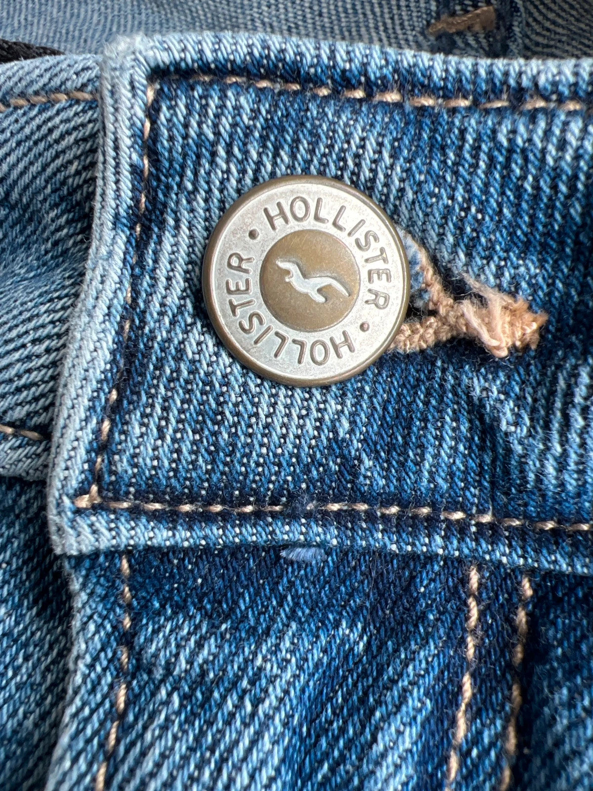 Hollister blue straight jeans relaxed fit vintage baggy style with casual denim texture.