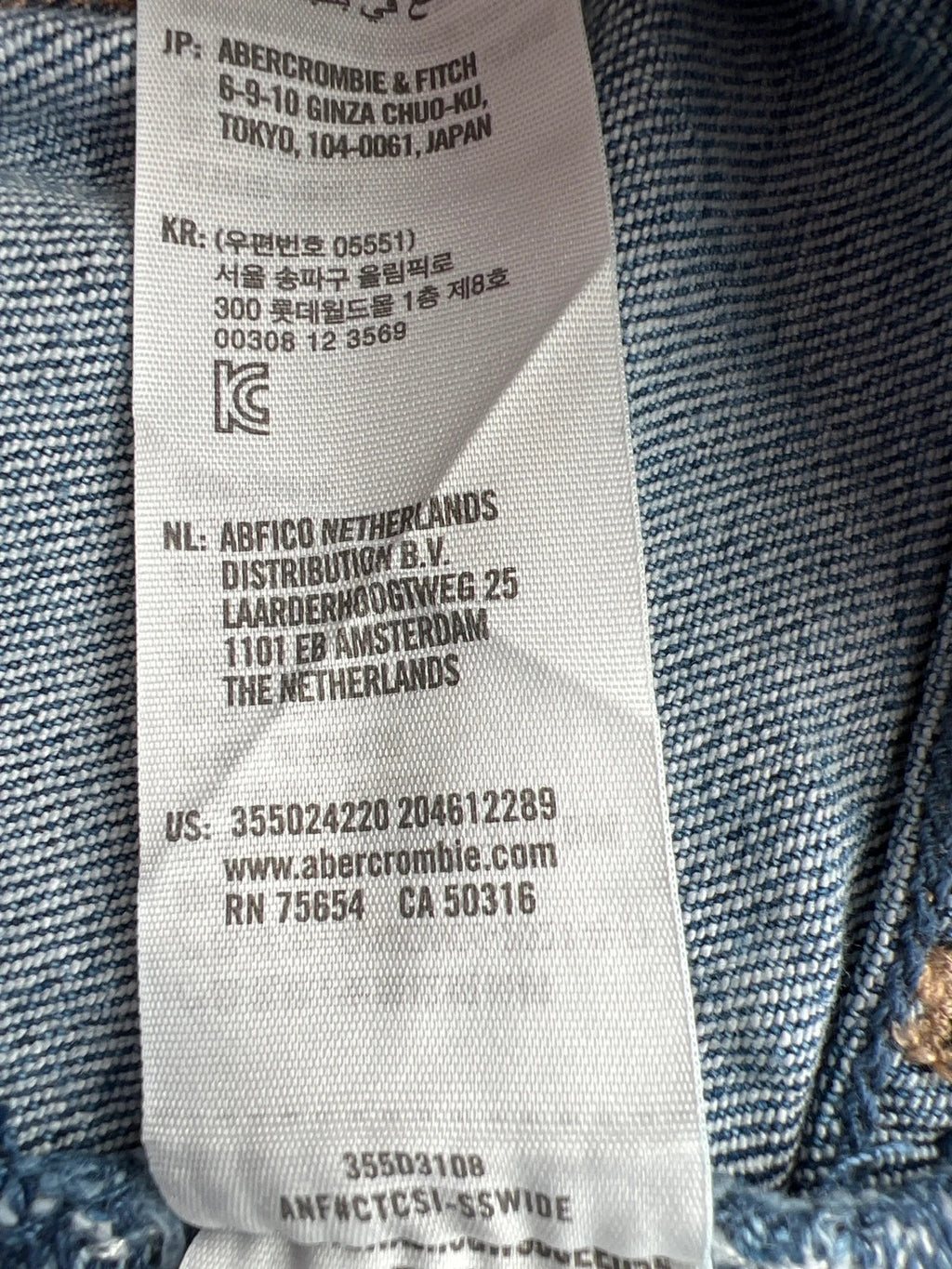 Hollister blue straight jeans relaxed fit vintage baggy style with casual denim texture.
