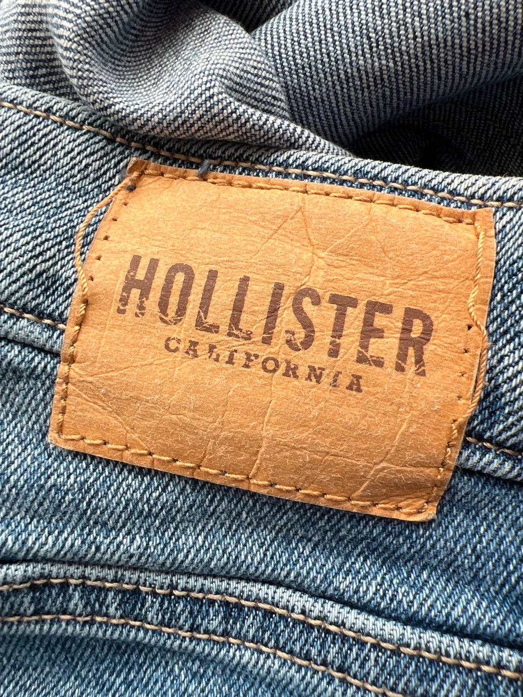 Hollister blue straight jeans relaxed fit vintage baggy style with casual denim texture.
