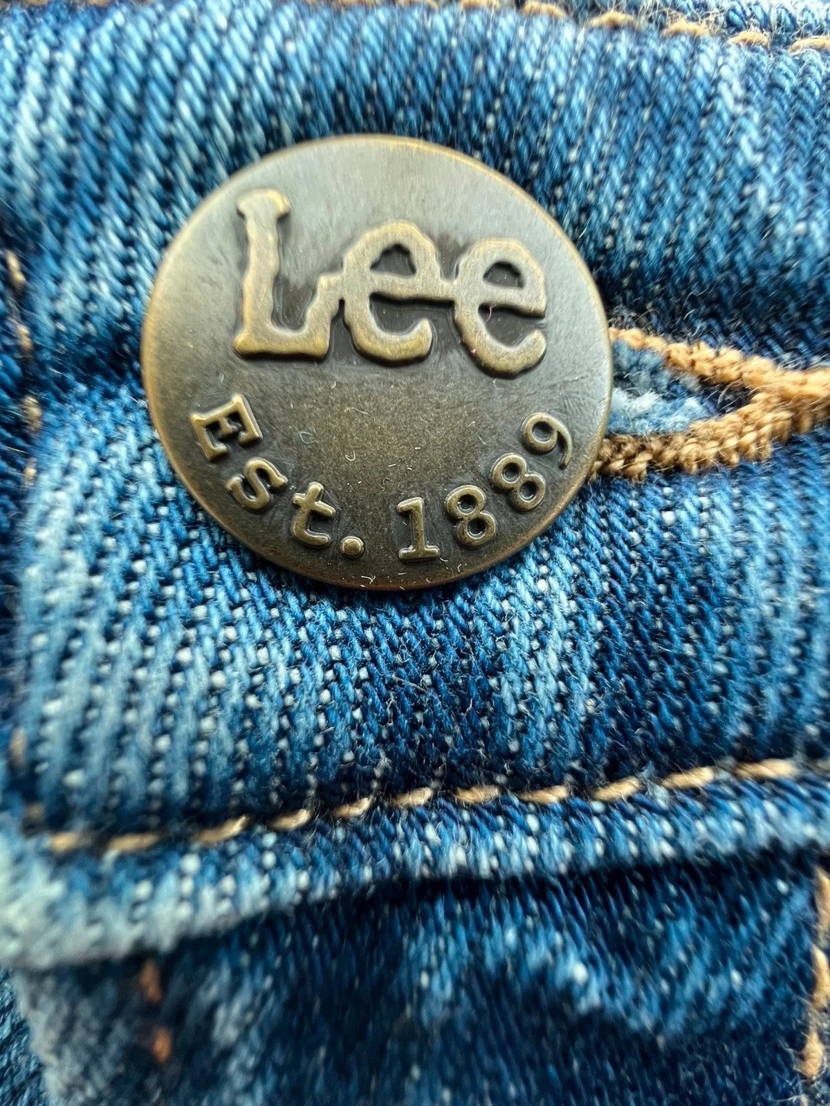 Lee straight jeans blue high waist vintage Y2K mom fit with classic denim texture.
