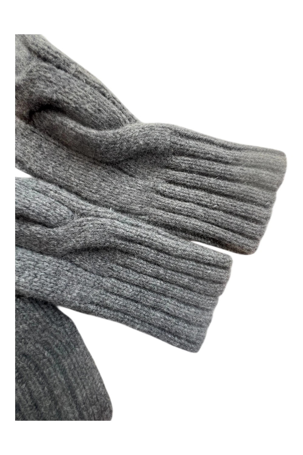 Ralph Lauren grey cable knit cashmere sweater with classic design and premium texture.