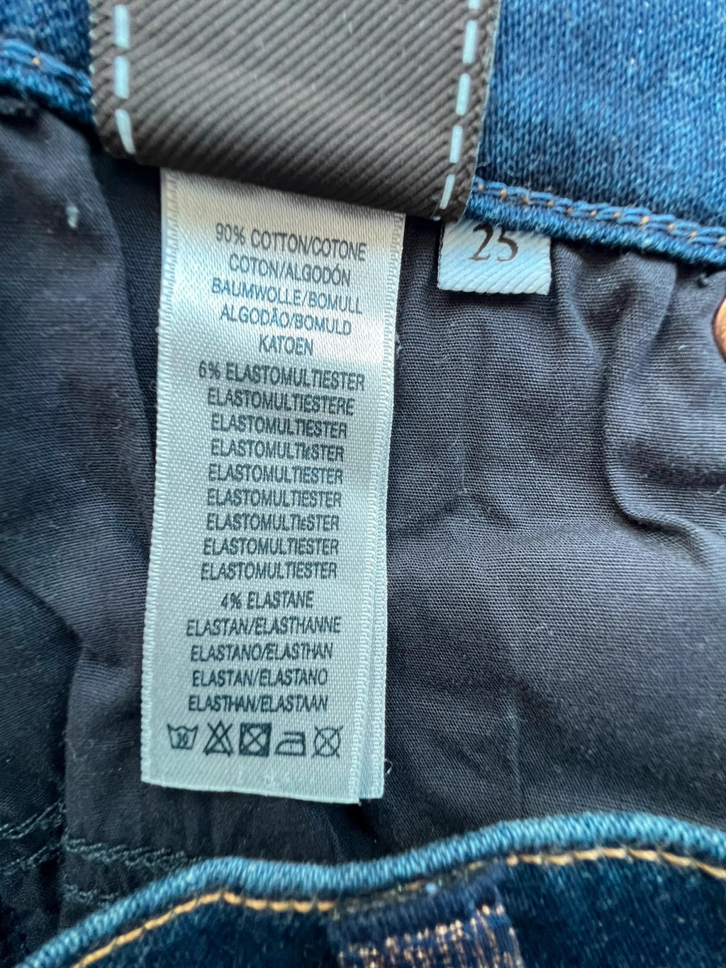 7 For All Mankind navy skinny jeans with elastic denim fabric and classic logo.