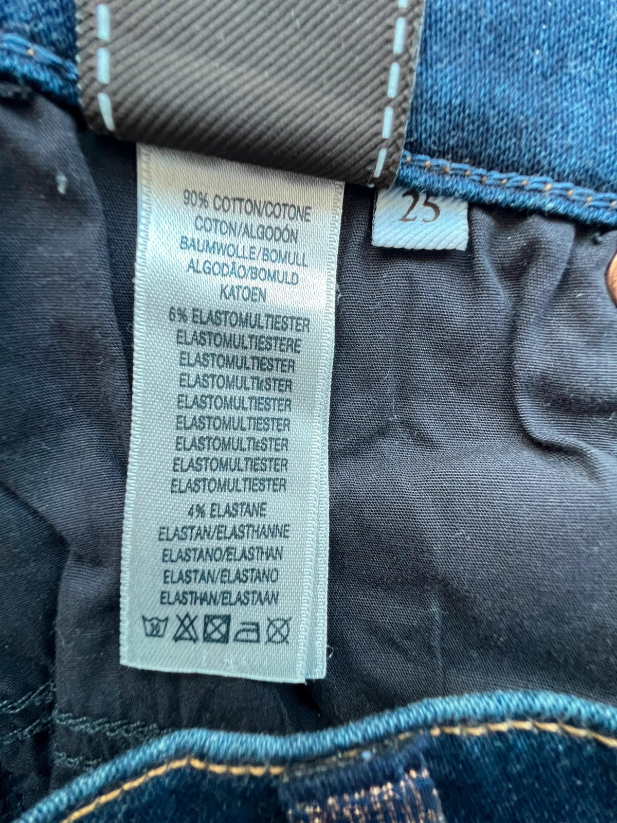 7 For All Mankind navy skinny jeans with elastic denim fabric and classic logo.
