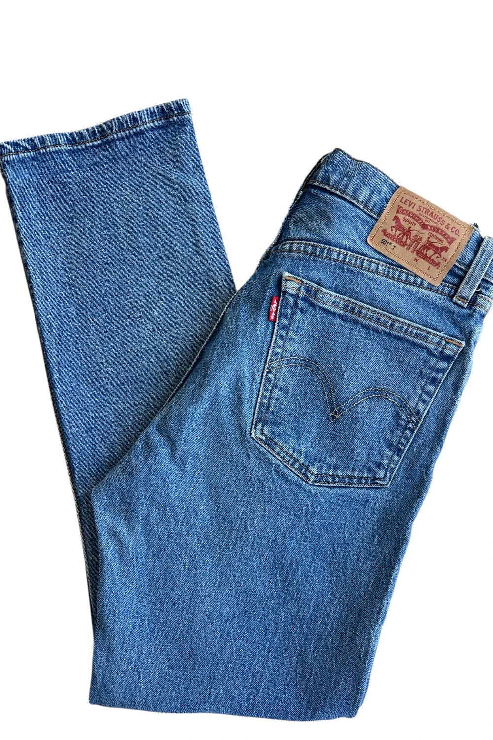 Levi's blue straight jeans vintage 501 with classic denim fabric and unisex fit.