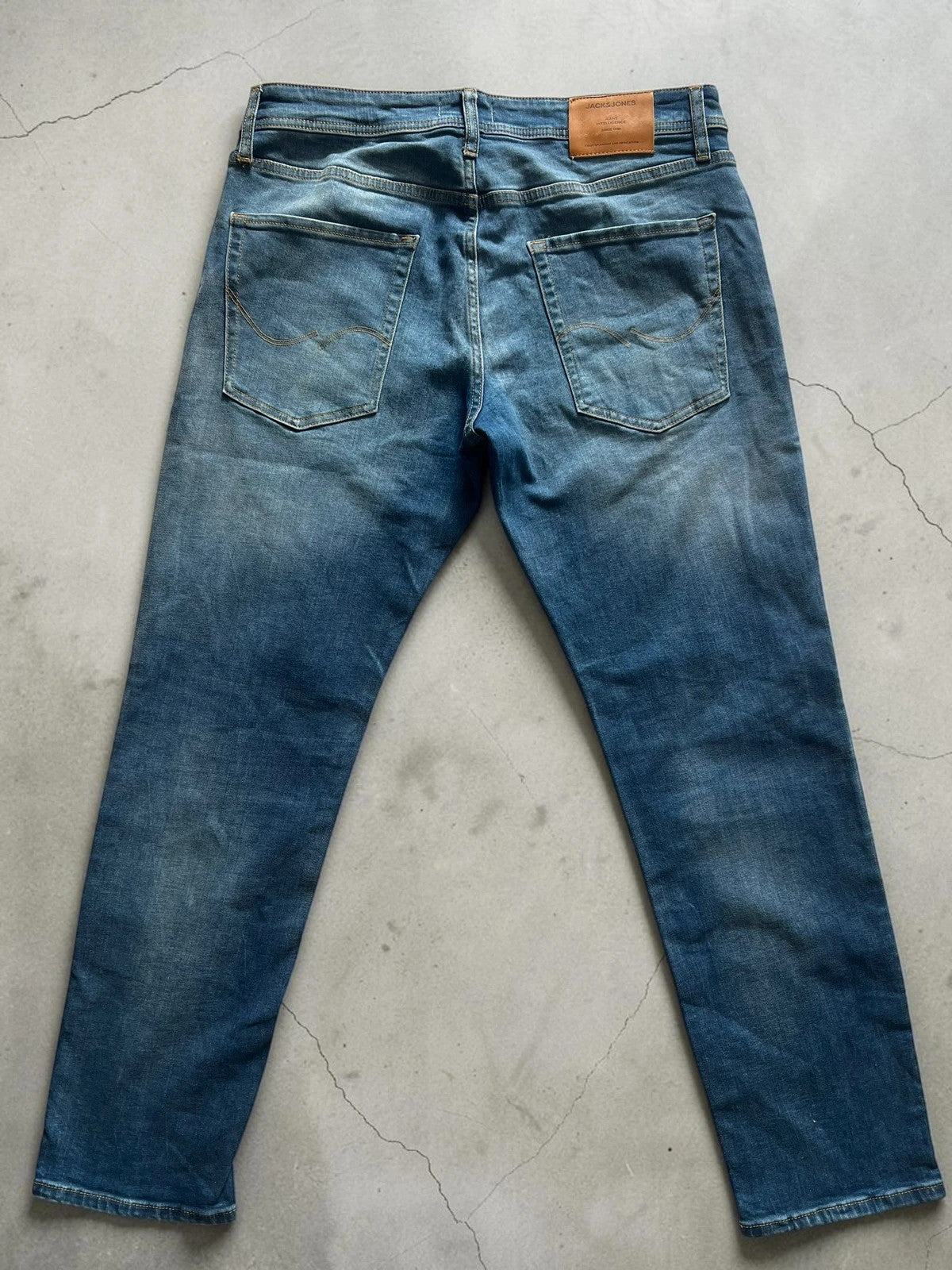 Jack & Jones blue straight jeans slim fit casual urban style with denim material.