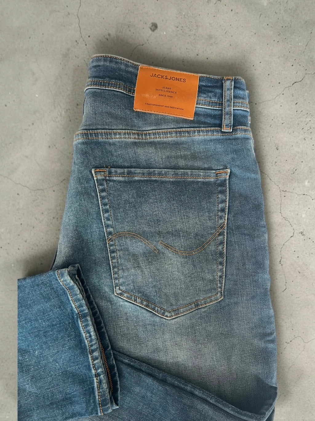 Jack & Jones blue straight jeans slim fit casual urban style with denim material.