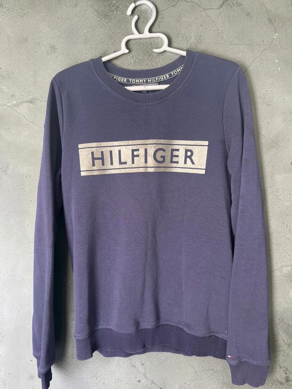 Tommy Hilfiger navy sweatshirt vintage logo front detail, size S, excellent condition.