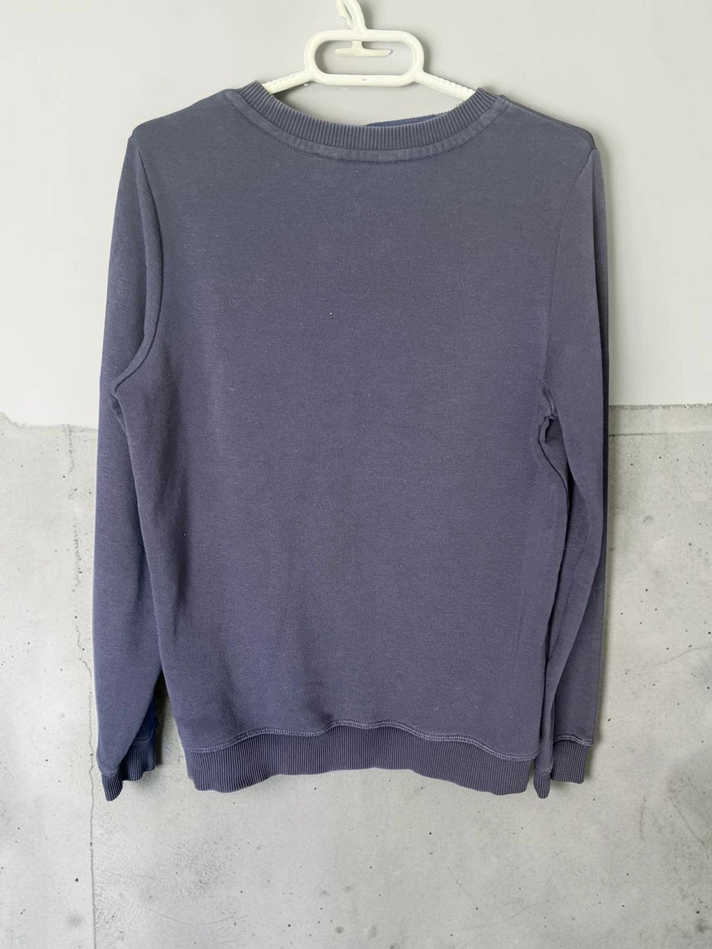 Tommy Hilfiger navy sweatshirt vintage logo front detail, size S, excellent condition.