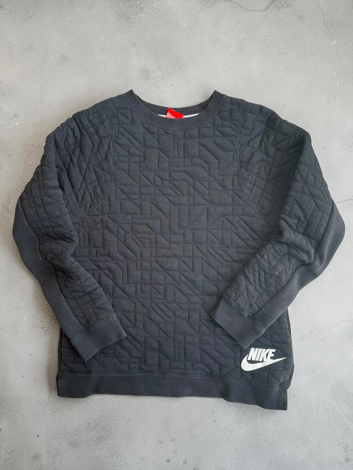 Nike black quilted sweatshirt vintage style with white logo, perfect for streetwear.