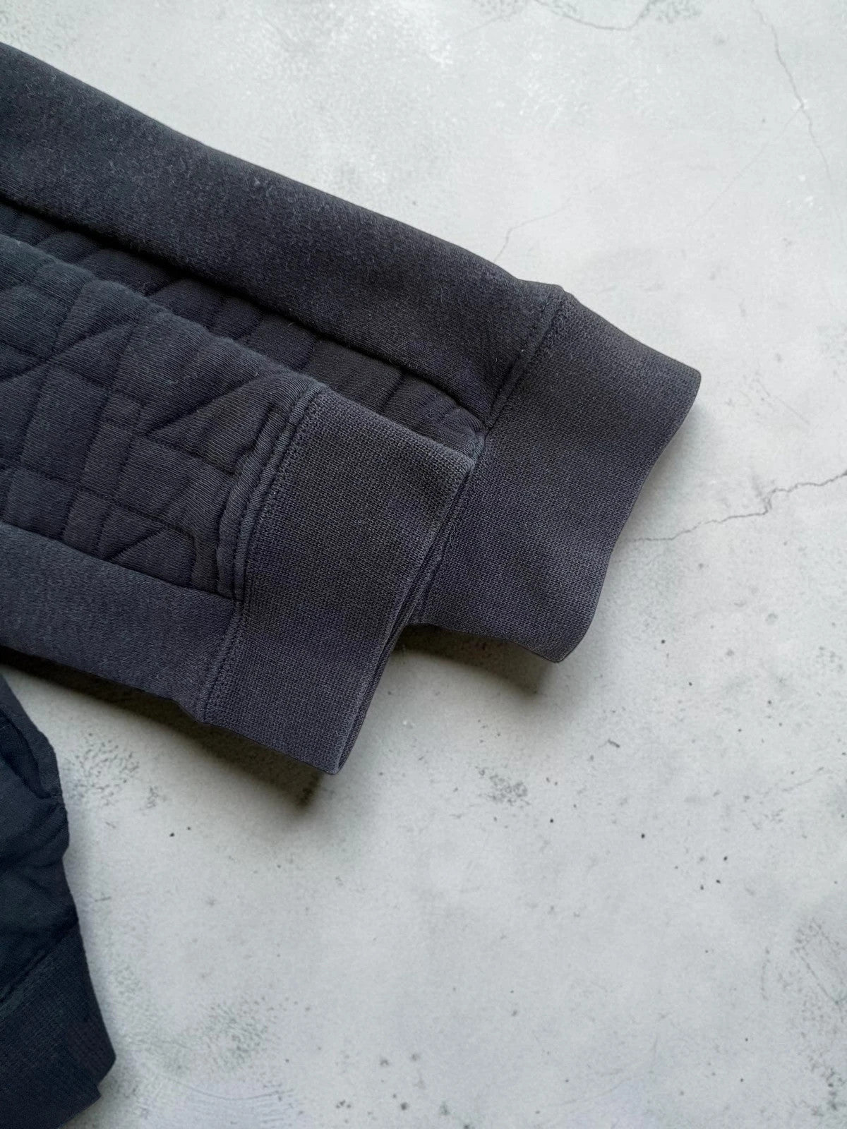 Nike black quilted sweatshirt vintage style with white logo, perfect for streetwear.