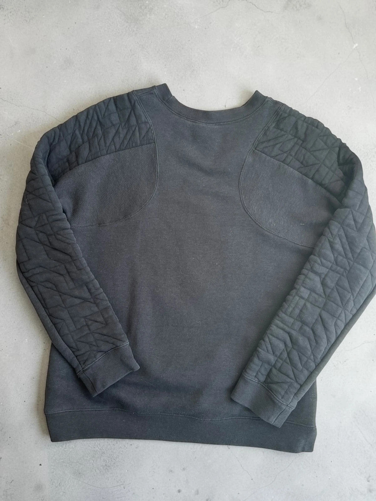 Nike black quilted sweatshirt vintage style with white logo, perfect for streetwear.