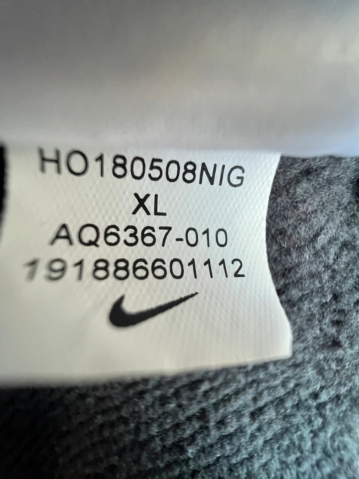 Nike black quilted sweatshirt vintage style with white logo, perfect for streetwear.