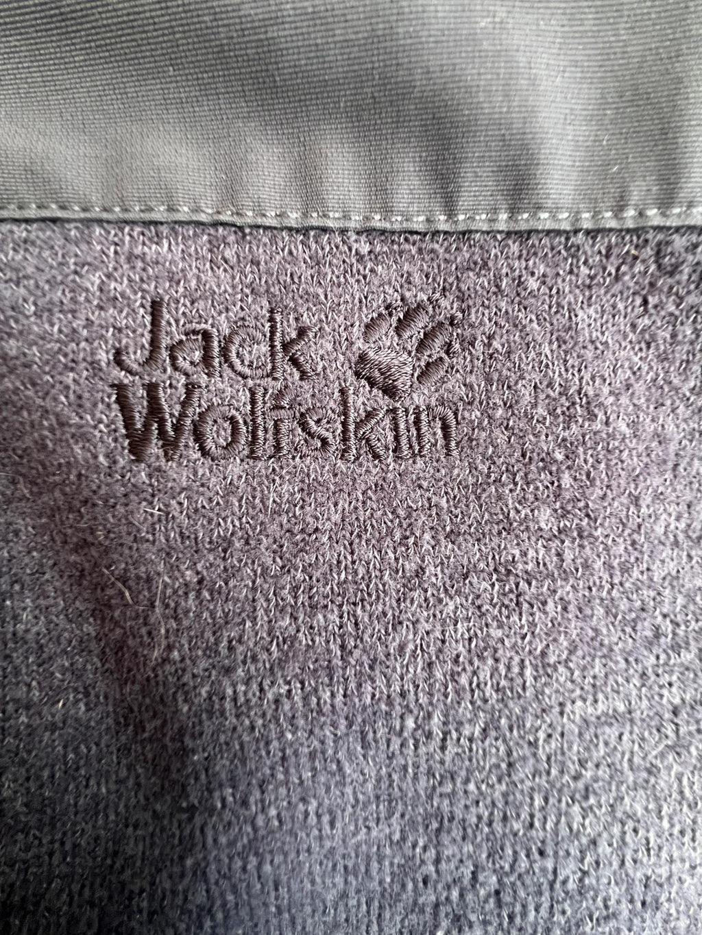 Jack Wolfskin grey fleece coat with hood, outdoor style, vintage, comfortable material.