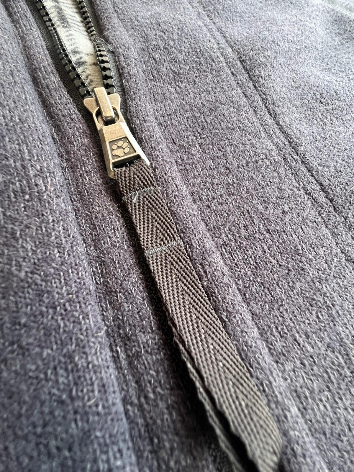 Jack Wolfskin grey fleece coat with hood, outdoor style, vintage, comfortable material.