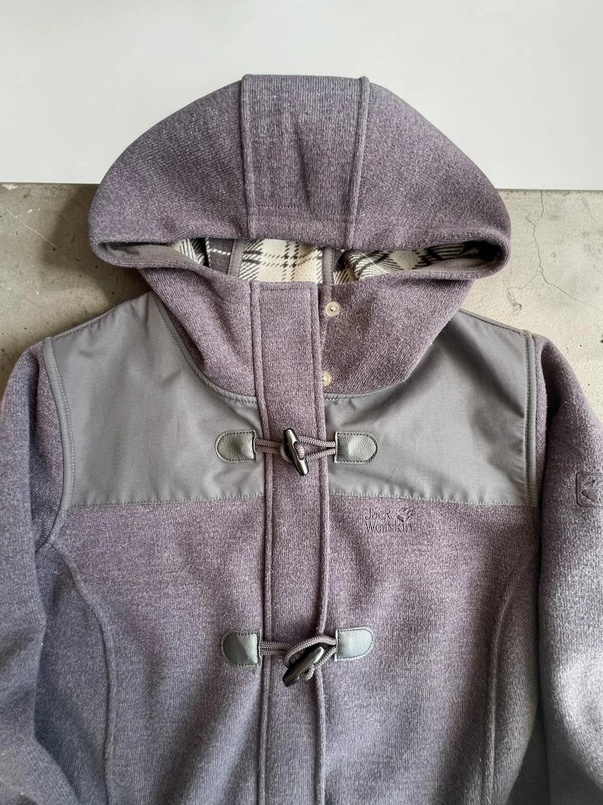 Jack Wolfskin grey fleece coat with hood, outdoor style, vintage, comfortable material.