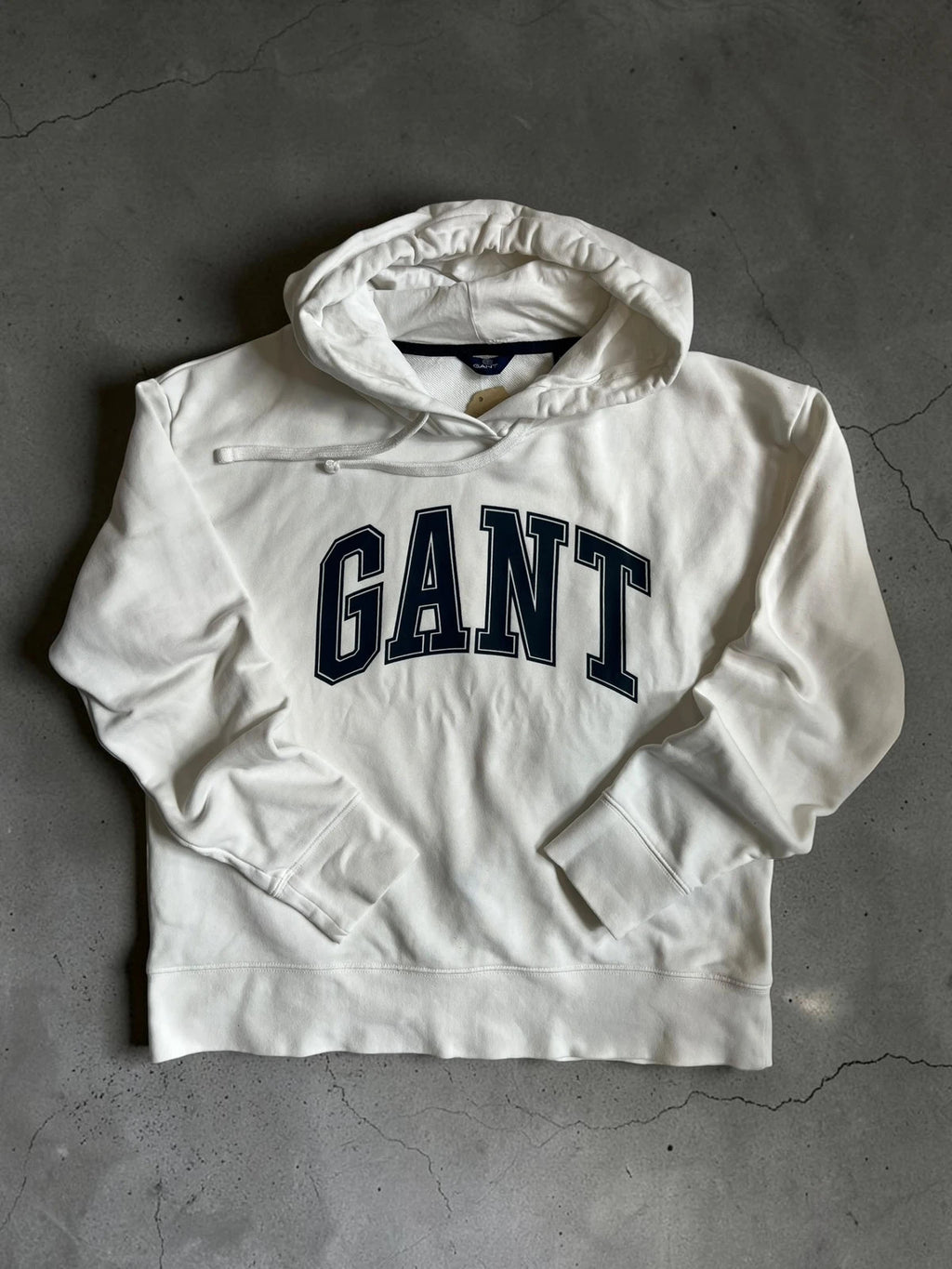 GANT white hoodie college logo in navy, relaxed oversized fit, casual preppy style.