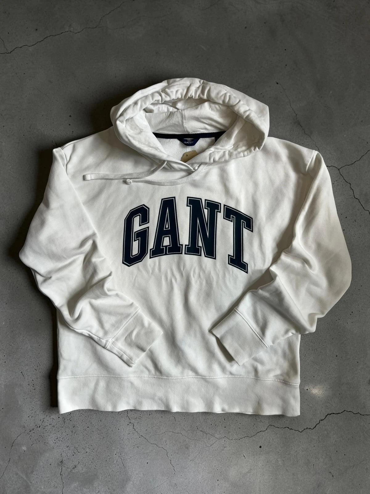 GANT white hoodie college logo in navy, relaxed oversized fit, casual preppy style.
