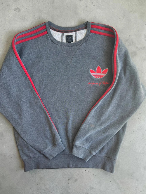Adidas Originals grey sweatshirt with red details, embroidered Trefoil logo and decorative zipper.
