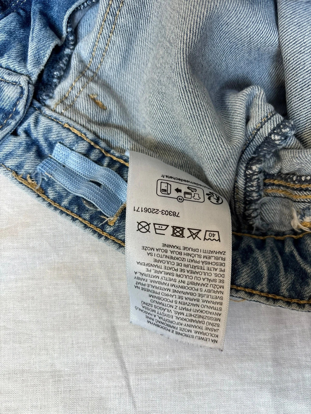 Crafted Quality blue baggy cargo jeans wide leg with side pockets and Y2K style.