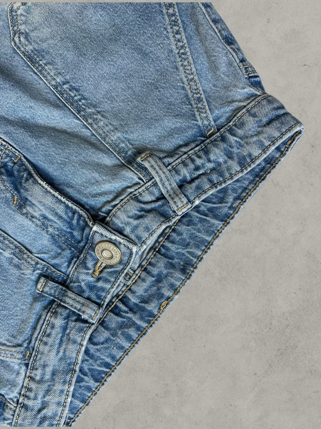 Crafted Quality blue baggy cargo jeans wide leg with side pockets and Y2K style.