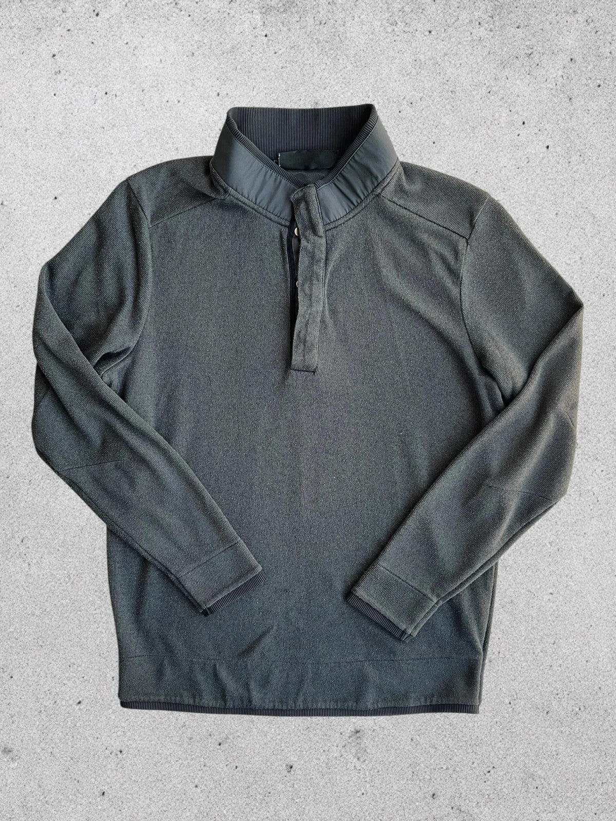 Under Armour grey jumper ColdGear Golf loose fit with logo and breathable material.