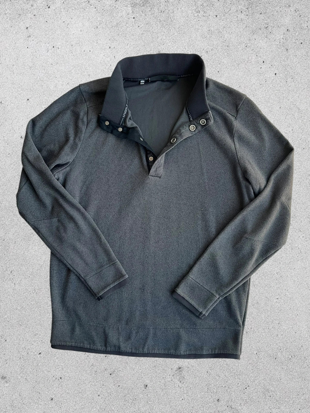 Under Armour grey jumper ColdGear Golf loose fit with logo and breathable material.