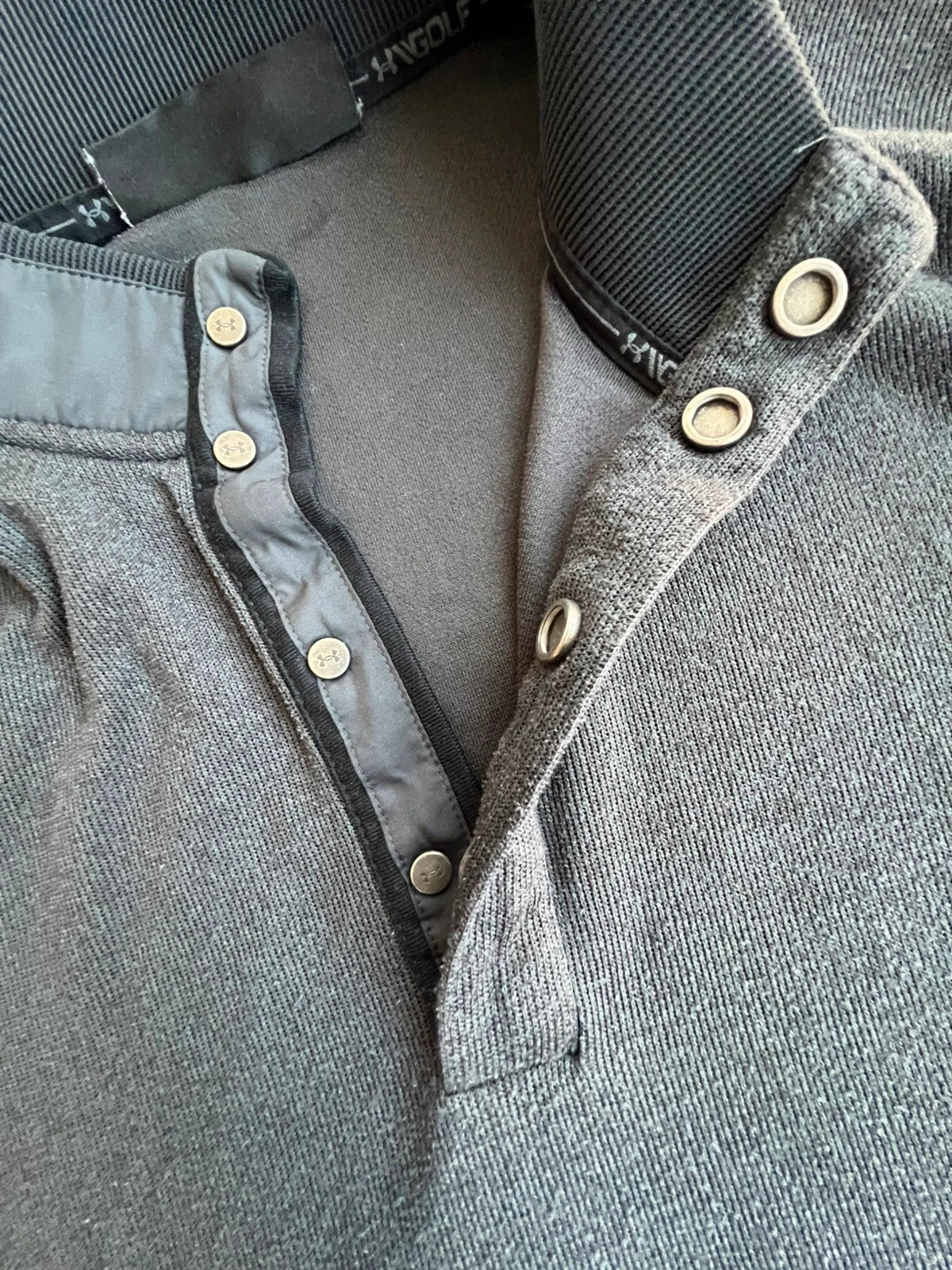Under Armour grey jumper ColdGear Golf loose fit with logo and breathable material.