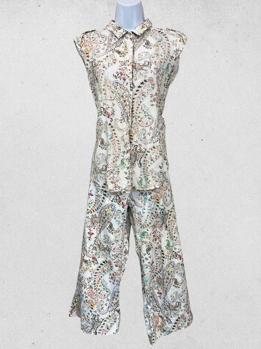 Conjunto Pedro del Hierro blusa y pantalón capri estampado paisley Talla M