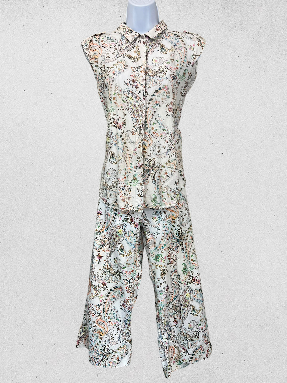 Conjunto Pedro del Hierro blusa y pantalón capri estampado paisley Talla M