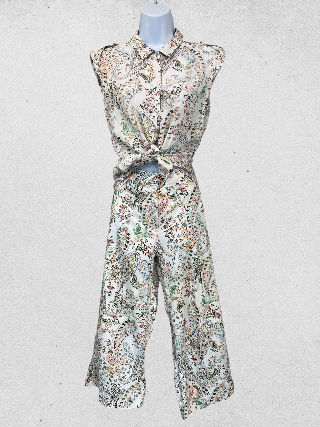 Conjunto Pedro del Hierro blusa y pantalón capri estampado paisley Talla M