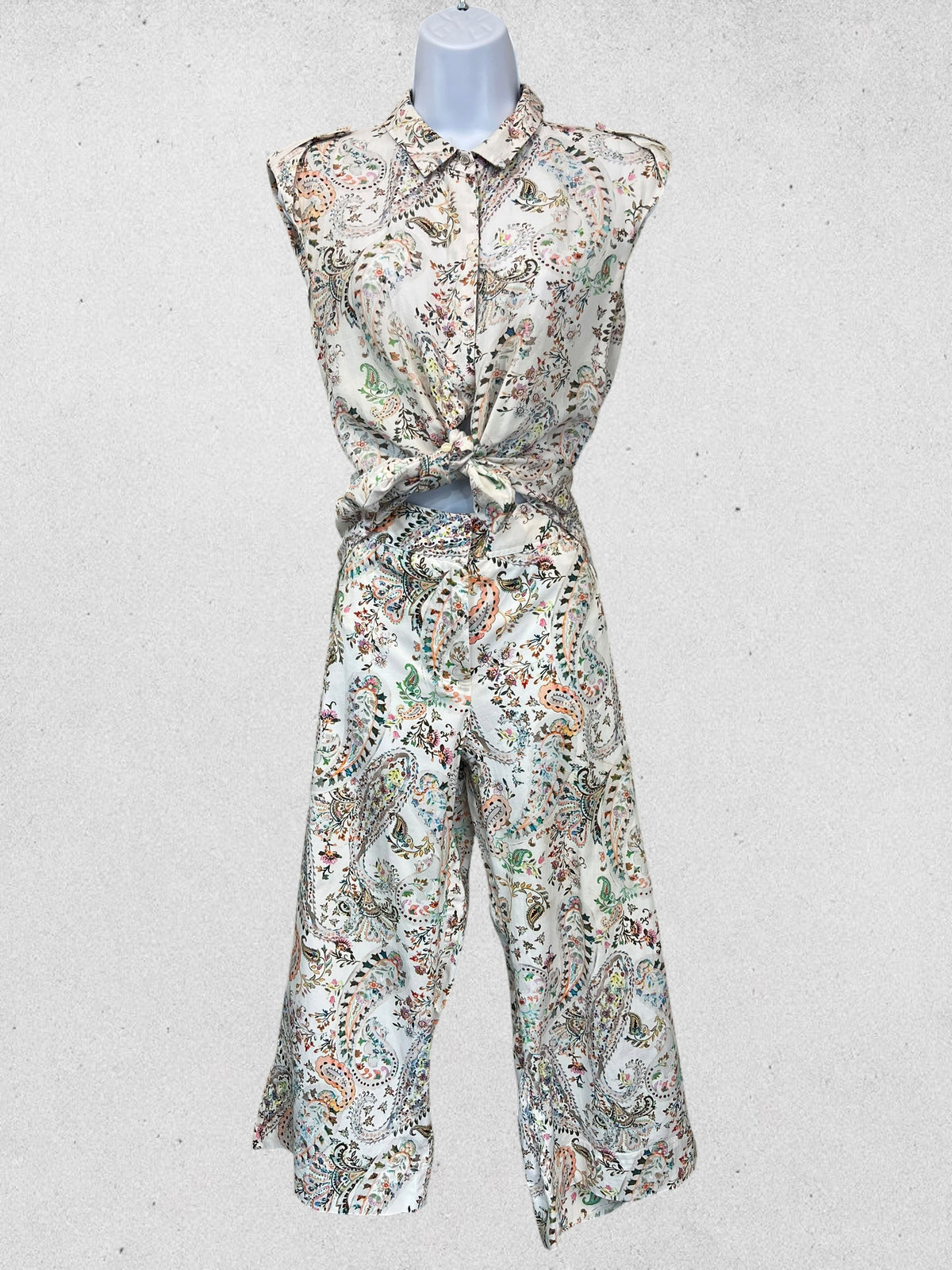 Conjunto Pedro del Hierro blusa y pantalón capri estampado paisley Talla M